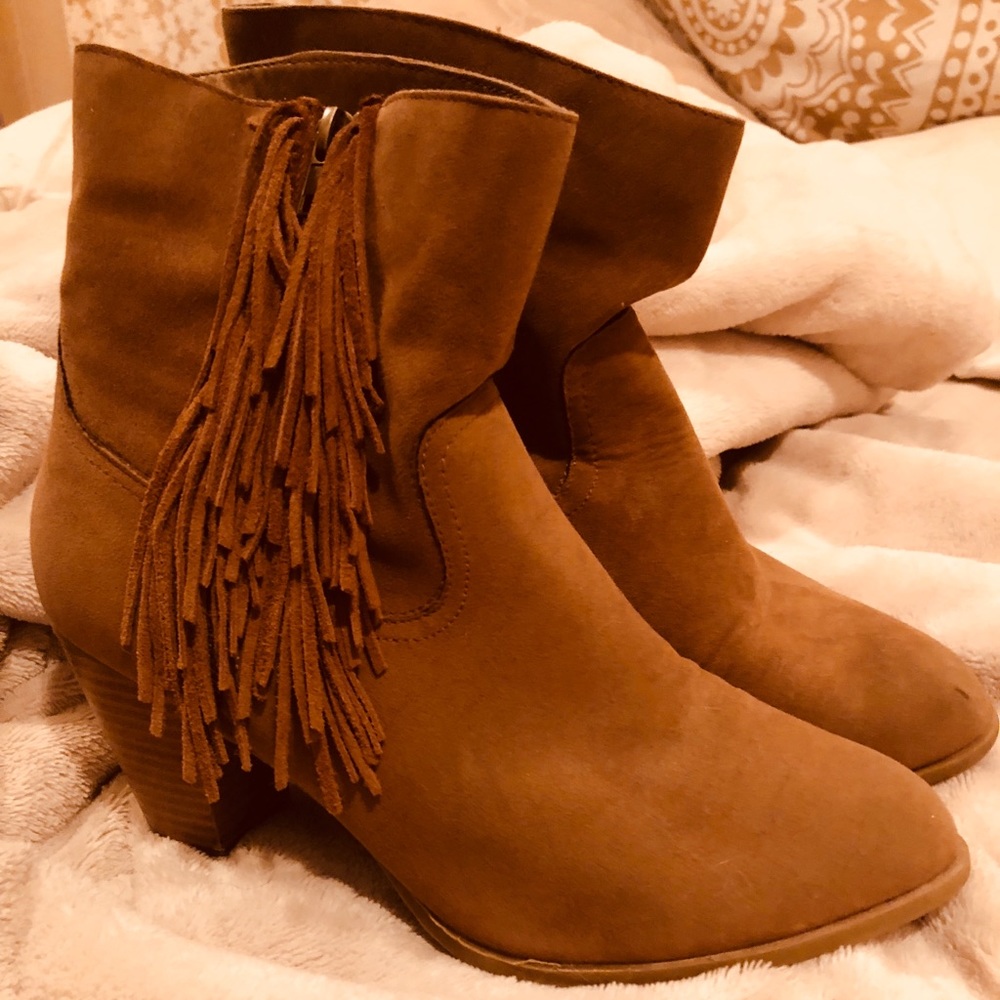 Slouchy fringed booties! - Picture 1 of 3